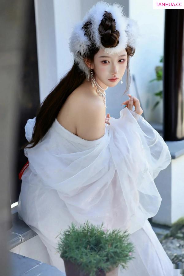   [XiuRen]高清写真图 2025.10.09 No.10843 金允希Yuki 低胸长裙第10张图片